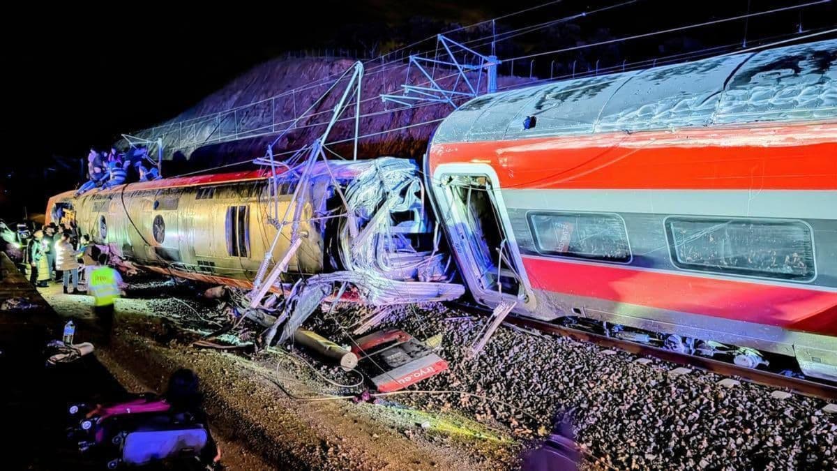 Tragedia en España: al menos siete muertos y más de cien heridos tras el descarrilamiento de dos trenes