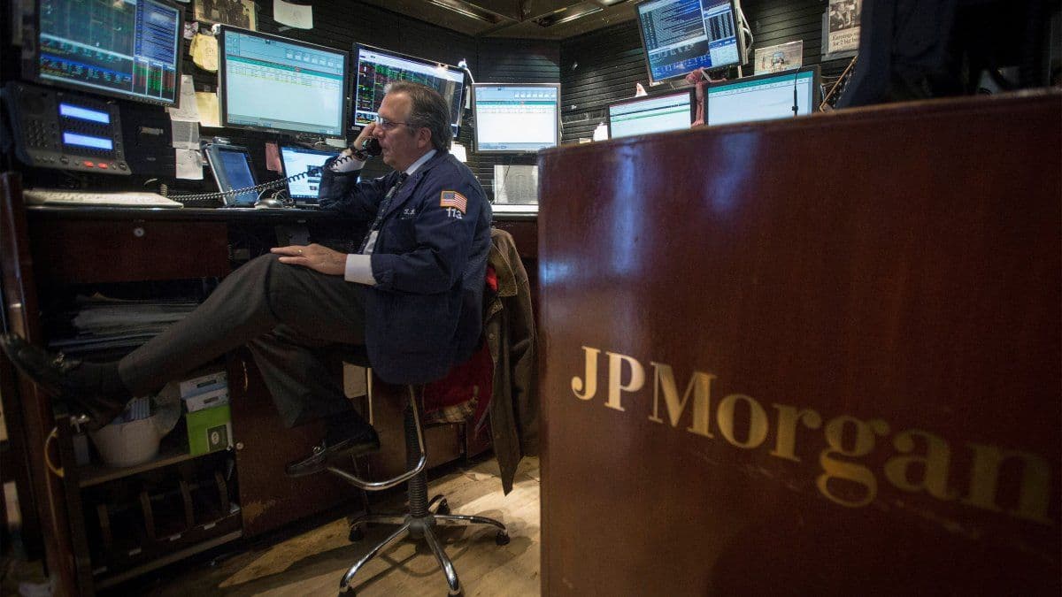 Wall Street cayó ante tropiezo de J.P. Morgan, y pese a una inflación de EEUU moderada en diciembre