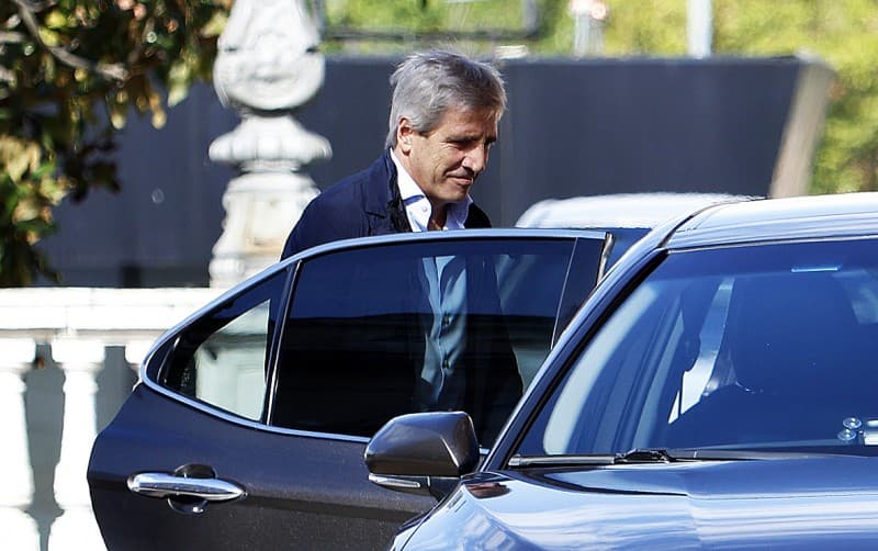 Caputo aflojó la aspiradora de pesos y consiguió USD 150 millones de los bancos