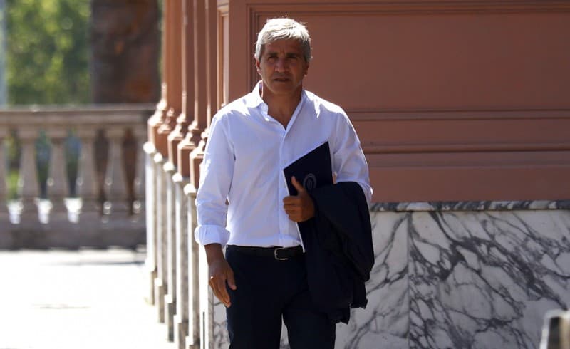 Caputo pidió que los argentinos depositen sus ahorros en los bancos y Di Tullio lo cruzó: «Traé la que tenés afuera»