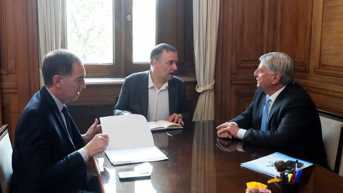 Diego Santilli recibe en la Casa Rosada al gobernador de La Pampa, Sergio Ziliotto