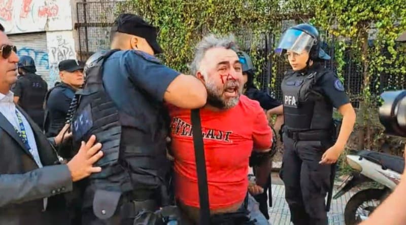 La Policía Federal agredió y detuvo a un camarógrafo de A24 antes de la sesión en Senado