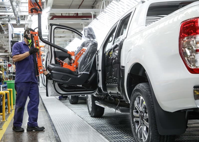 La producción automotriz se derrumbó más del 20 por ciento y Ford amenaza con cerrar la planta de Pacheco