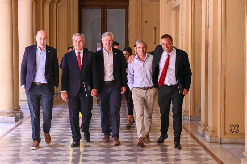 Papelón en la conferencia de prensa de Quirno y Adorni, obligaron a los empleados a aplaudirlos