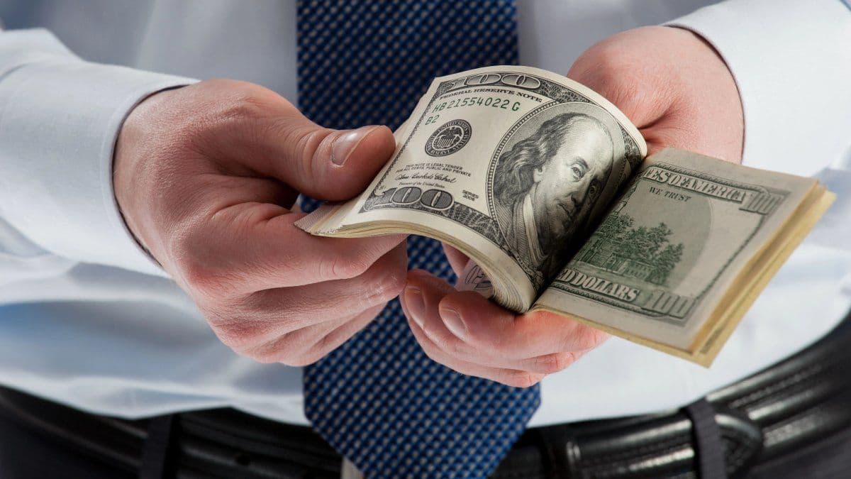 A contramano: el dólar blue subió y la brecha con el oficial superó el 4%