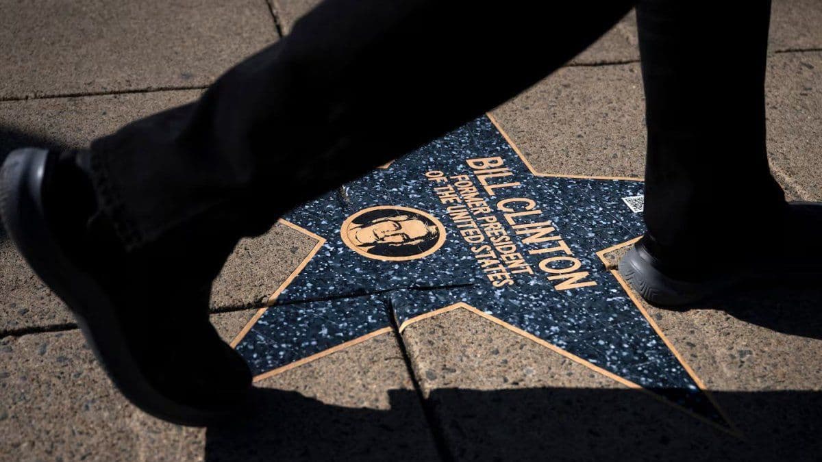 Armaron un Paseo de la Vergüenza con los nombres del caso Epstein a metros de la Casa Blanca