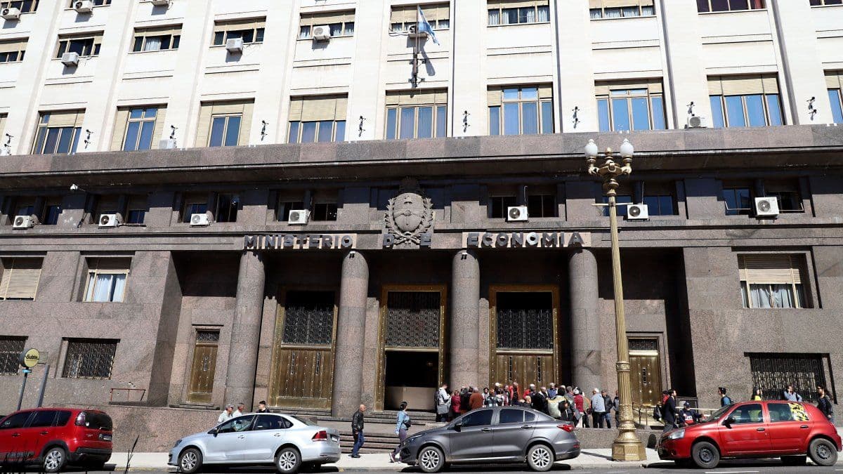 Economía colocó u$s150 millones a 2028 con una tasa del 8,86% y logró un rollover del 138,5% de la deuda en pesos