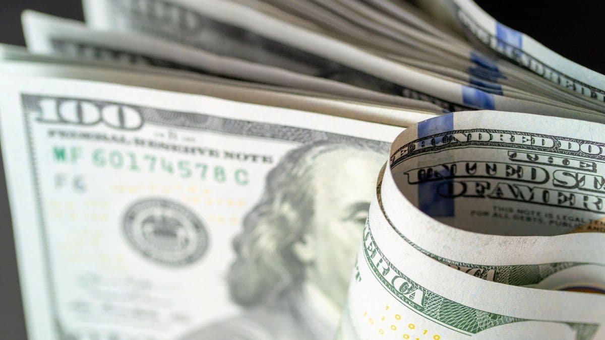 El dólar blue cerró por tercera rueda arriba del oficial y acumuló una suba de $20 en la semana