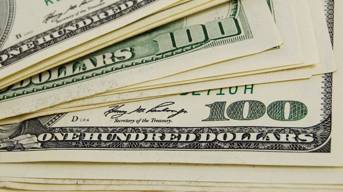 El dólar oficial rebota y toca máximos de tres semanas, pero se sostiene lejos del techo de la banda