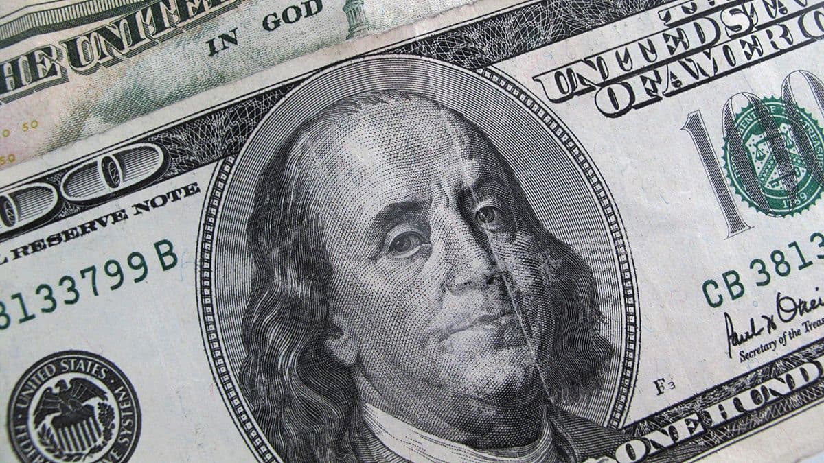 El dólar oficial sube y roza los $1.400, pero la distancia con el techo de la banda se sostiene en 17%