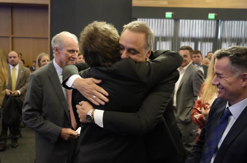 En el gobierno cuestionan a Adorni porque usa a Karina como escudo