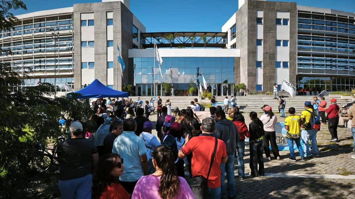 Entre el cierre de paritarias y los reclamos de reapertura, persisten conflictos docentes en cuatro provincias