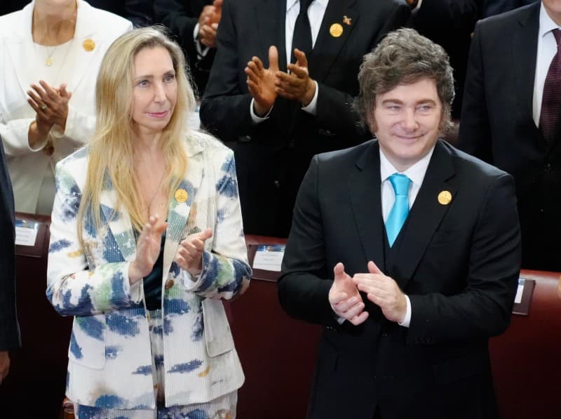 Karina empujó a un periodista chileno que quiso acercarse a Milei