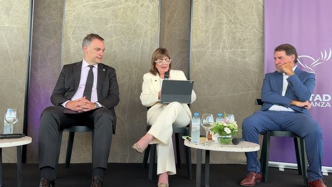 Karina se enojó con Adorni porque no sabía de la casa en el country y ahora Milei levanta a Patricia