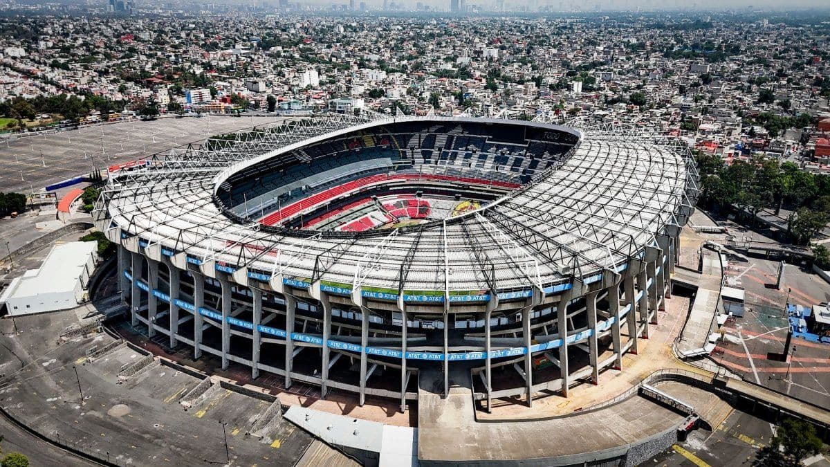 Muere un hincha en el estadio Azteca tras intentar saltar hacia la zona de palcos