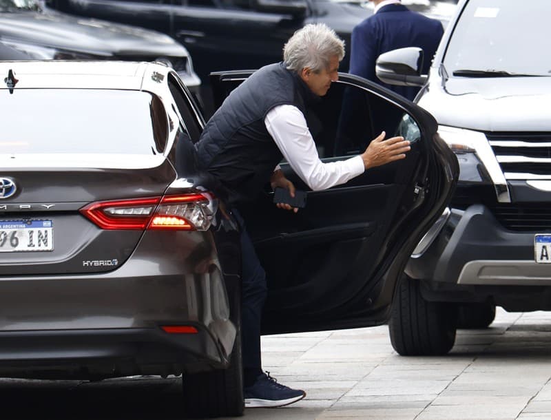 Peugeot y Toyota cierran turnos de producción y hay alarma por una ola de despidos en la industria automotriz