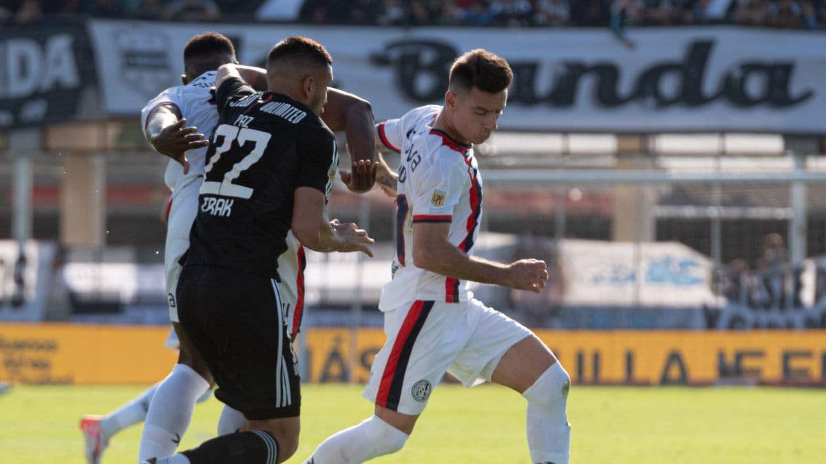 San Lorenzo evitó la derrota ante Riestra, pero no pudo festejar en el estreno de Gustavo Álvarez