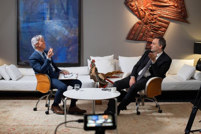 Sospechan que Adorni es socio en la productora que pagó el pasaje a Punta del Este