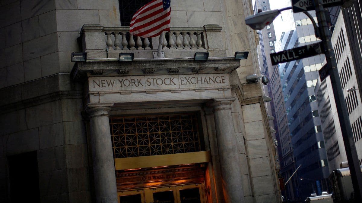 Wall Street modera posiciones tras dichos de Donald Trump y el petróleo recorta caída a 10%