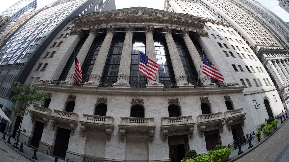 Wall Street opera con leves subas, pero las bolsas europeas caen a la espera de avances en la guerra