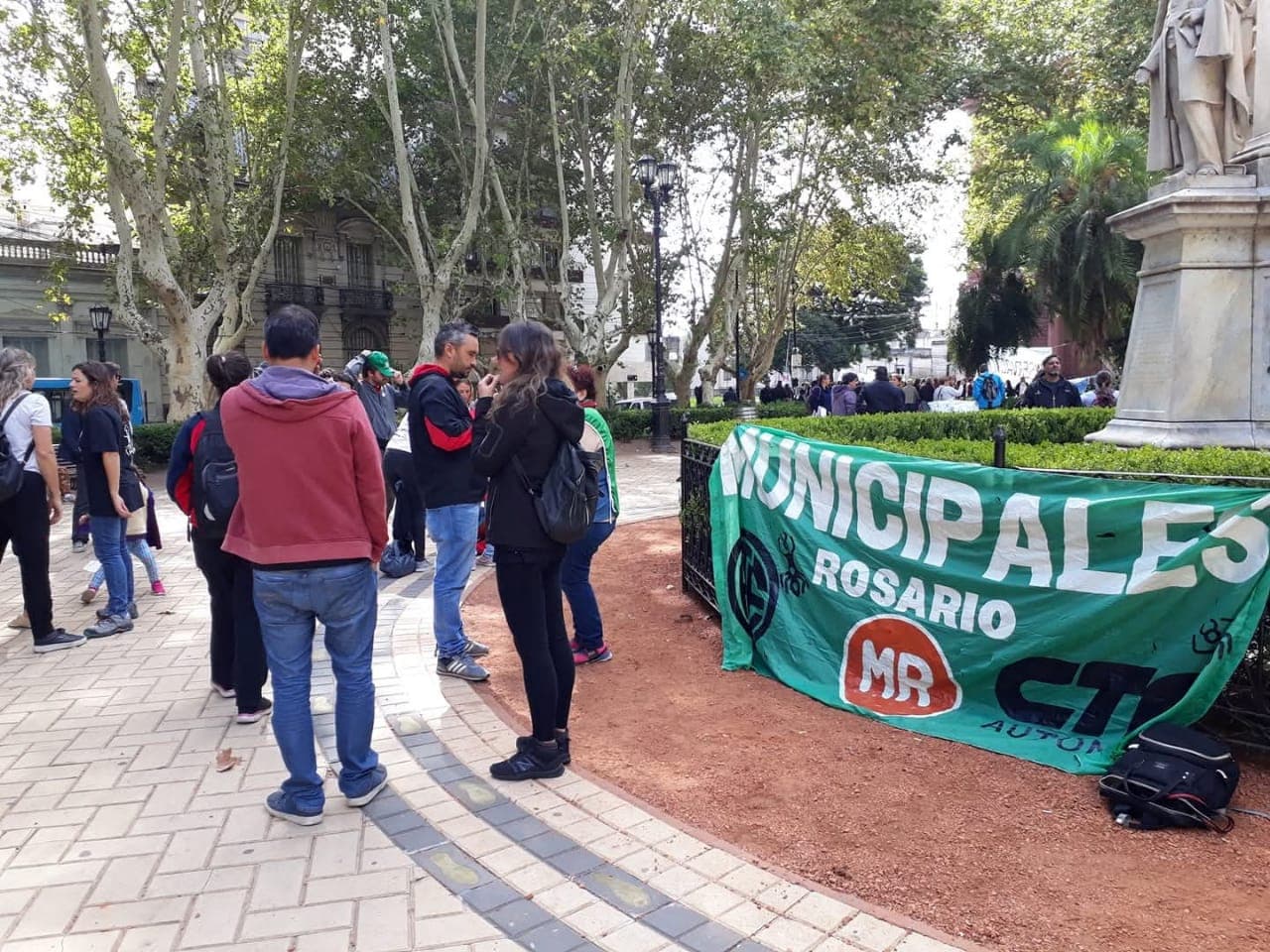 Municipales de Rosario inician plan de lucha frente al Palacio de los Leones
