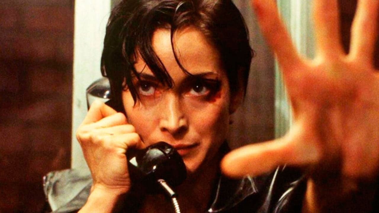 A pesar del éxito de ‘Matrix’, Carrie-Anne Moss estaba arruinada: “Tengo que hacer de camarera mientras se estrena esta gran película”