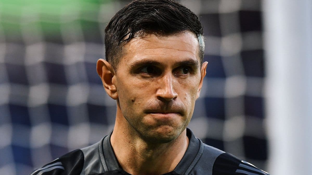 Alerta en la Selección argentina: Dibu Martínez se lesionó en la entrada en calor con Aston Villa y Scaloni suma otra preocupación