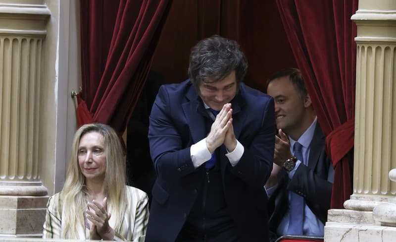 Por primera vez Milei desautoriza a su hermana y respalda a Santiago Caputo