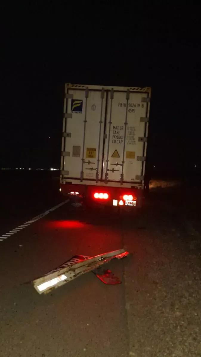 Abogados chocaron contra un camión cuando viajaban de Madryn para Trelew y salieron ilesos