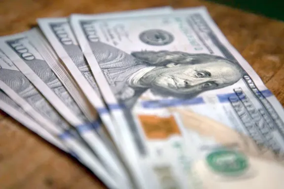 Dólar mayorista toca $1