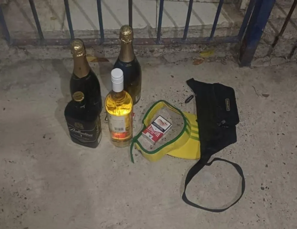 Dos menores asaltaron un autoservicio con un arma tumbera para llevarse bebidas alcoholicas