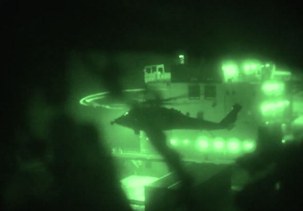 EEUU difundió el abordaje nocturno de un grupo de marines a un buque petrolero iraní