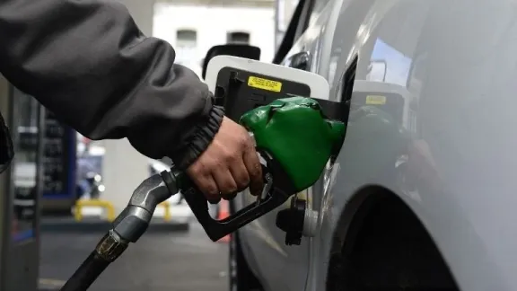 El Gobierno postergó el aumento del impuesto a los combustibles hasta mayo