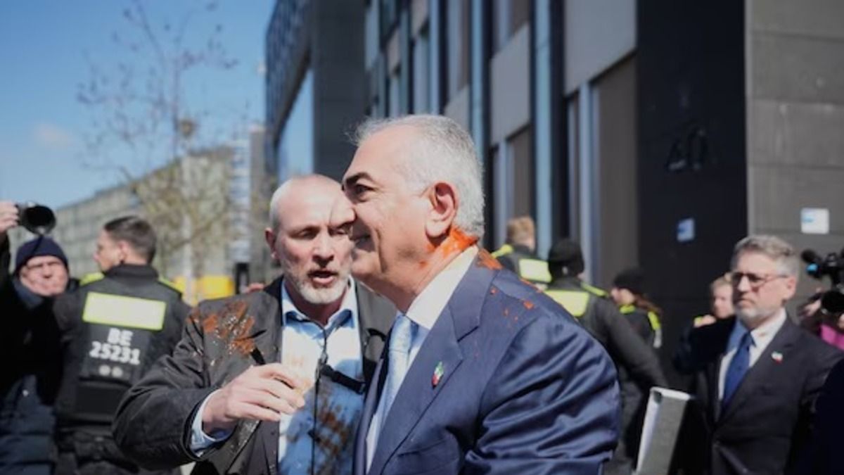 El hijo del sha de Irán exiliado fue atacado con un líquido rojo por un manifestante