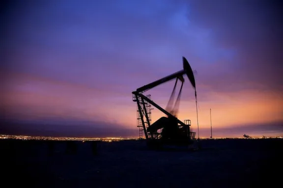 El petróleo cayó por debajo de los 100 dólares tras los anuncios de Donald Trump
