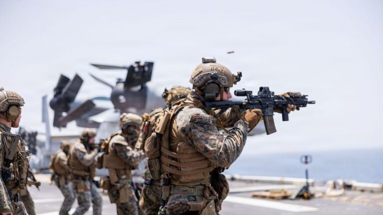 En plena tregua con Irán, EEUU exhibió su poder militar y ratificó el bloqueo en el estrecho de Ormuz