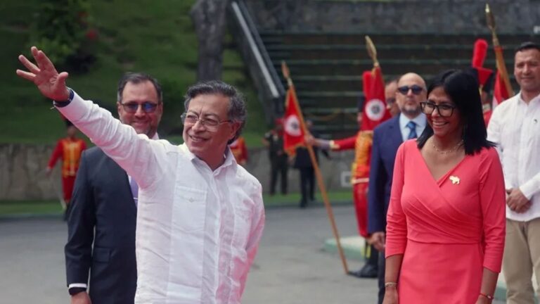 Gustavo Petro viajó a Venezuela y tuvo su primer encuentro con Delcy Rodríguez