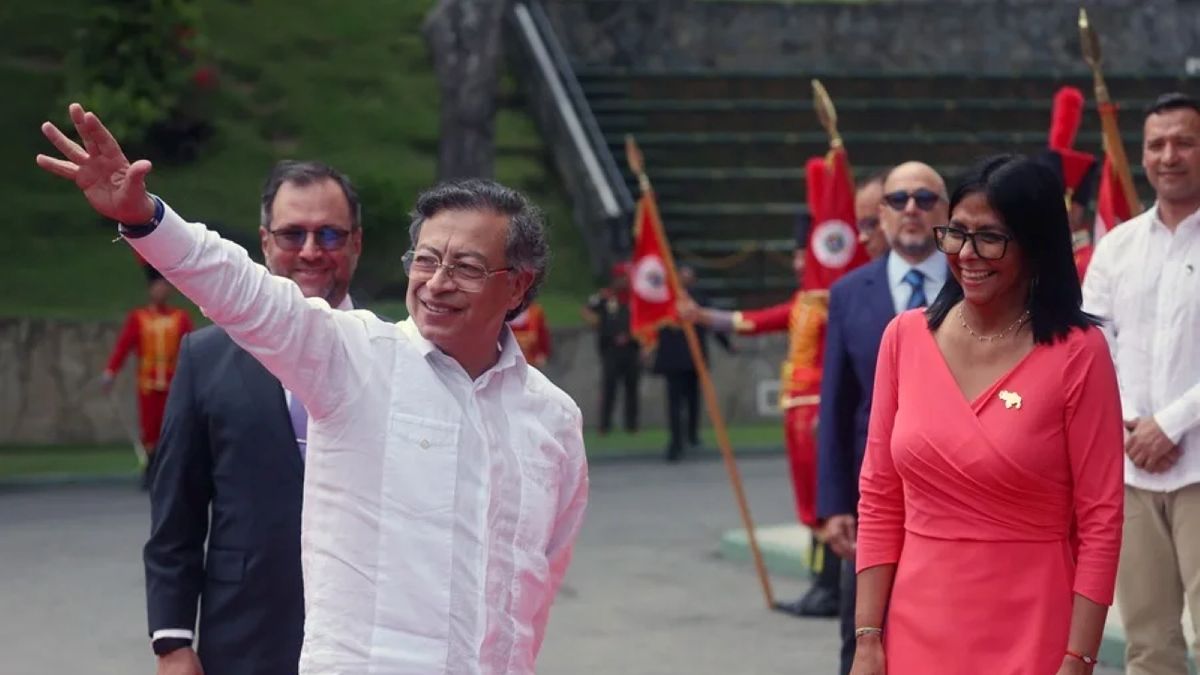 Gustavo Petro viajó a Venezuela y tuvo su primer encuentro con Delcy Rodríguez