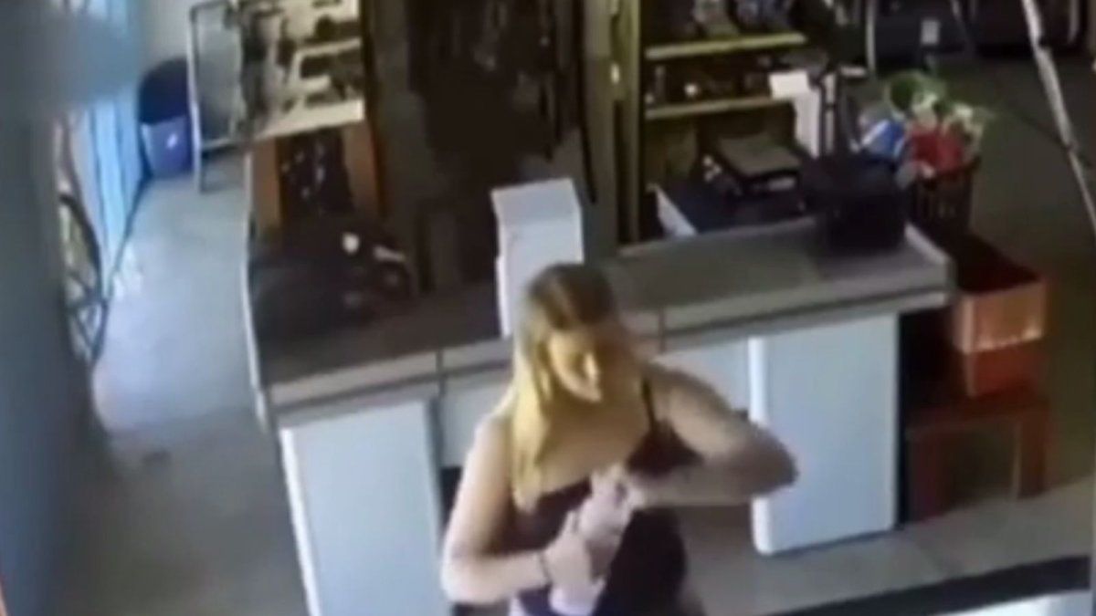 Horror en Brasil: el video de la mujer que quemó viva a la cajera en un supermercado