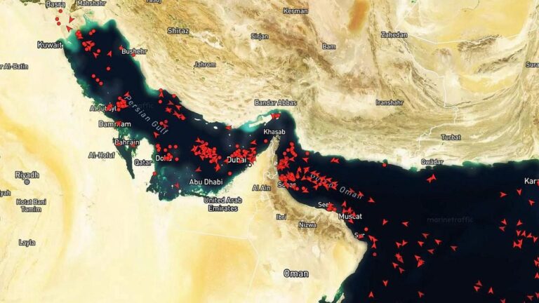 La circulación por el estrecho de Ormuz volvió a estar práctimante paralizada