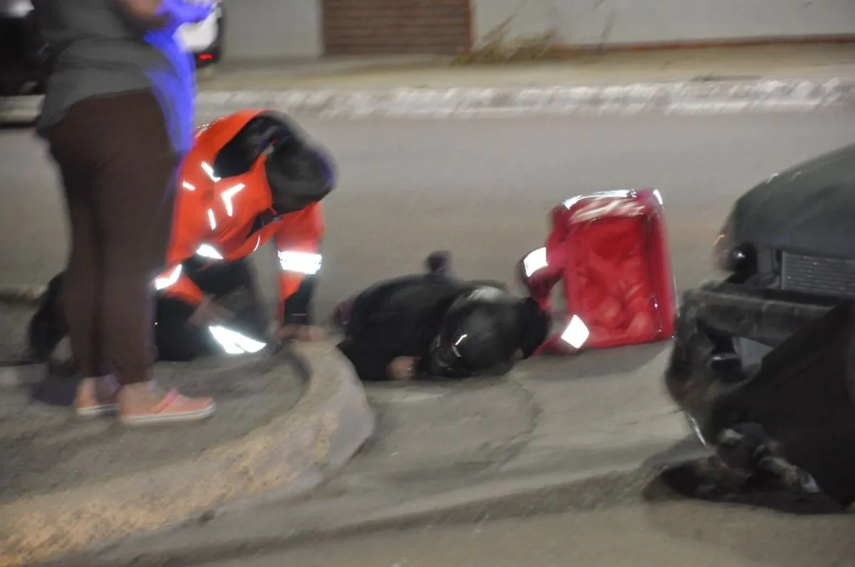 Una motociclista resultó lesionada tras un fuerte choque