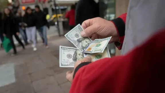 Agosto terminó con un dólar en $1360 y un plan oficial para contener la tensión