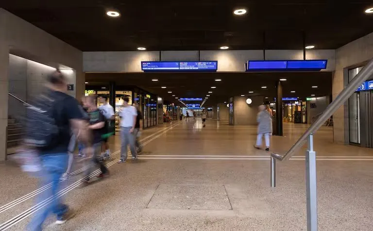 Ataque terrorista en estación de tren de Suiza: tres personas fueron apuñaladas