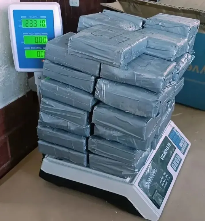 Atrapan a una familia que llevaba más de 23 kilos de cocaína ocultos en el baúl del auto