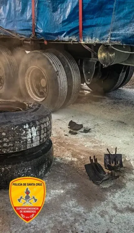 Bomberos evitaron que un principio de incendio en un camión se propagara en la YPF de Fitz Roy