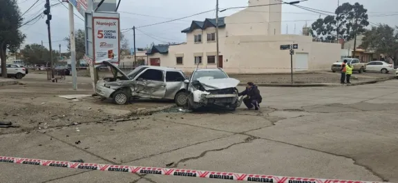 Brutal choque entre dos autos dejó tres personas hospitalizadas en Caleta Olivia