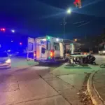 Ciclista sufrió una fractura y golpes tras violento choque con una camioneta