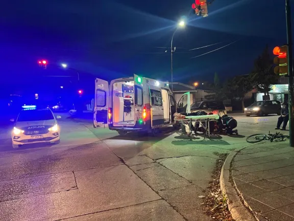 Ciclista sufrió una fractura y golpes tras violento choque con una camioneta