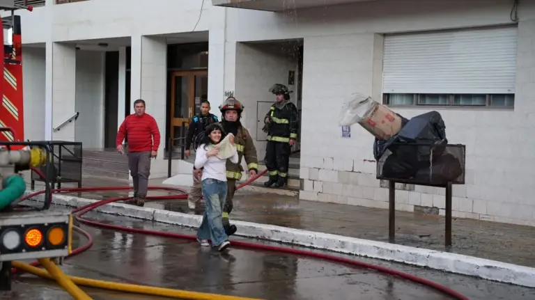 Comodoro: un incendio destruyó un departamento y evacuaron todo un edificio