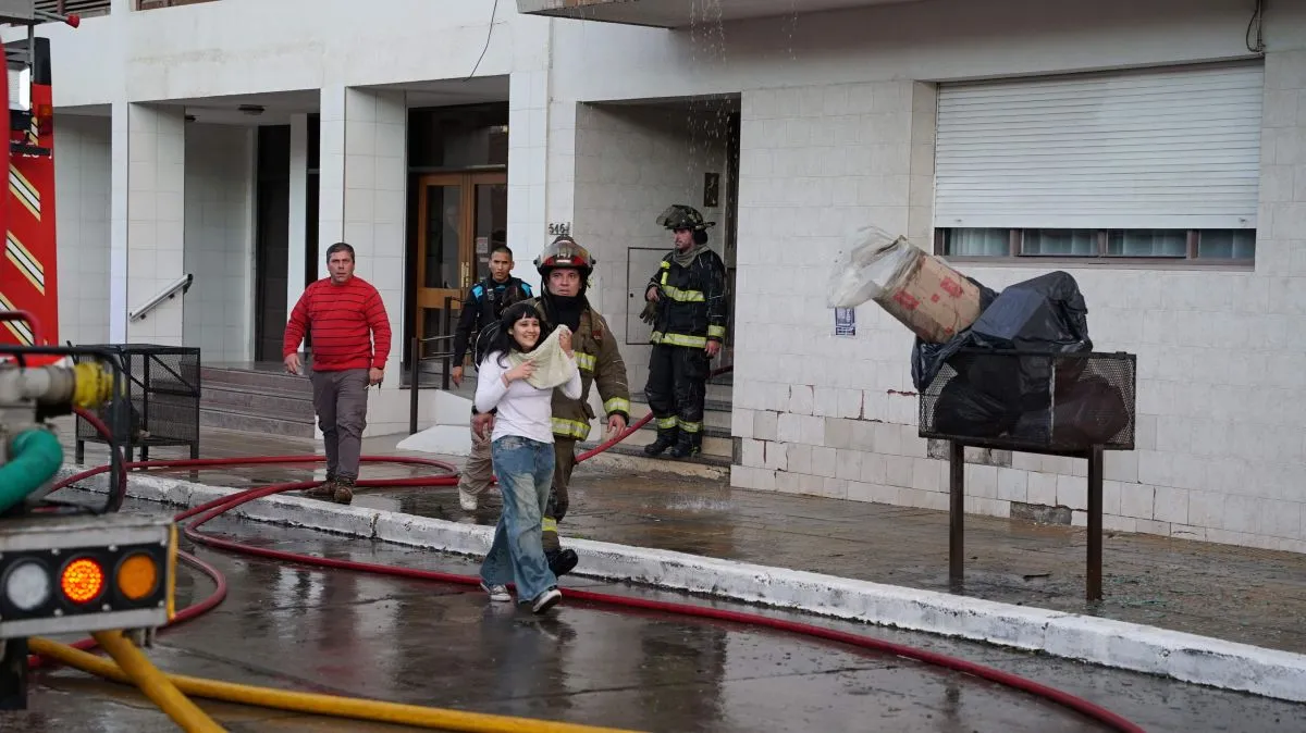 Comodoro: un incendio destruyó un departamento y evacuaron todo un edificio